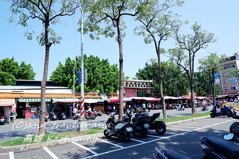 高雄のハローマーケット前に並ぶバイクと屋台街